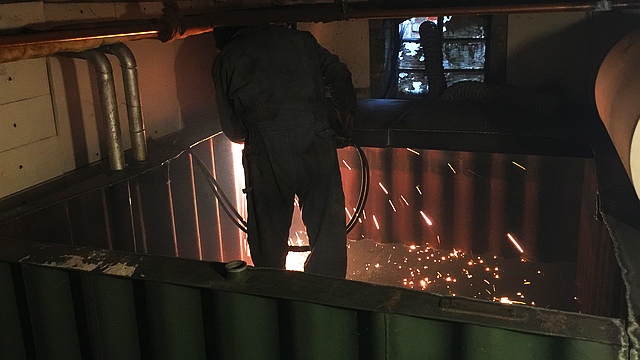 Schritt 4 einer Tankdemontage ist das Zerlegen der Tankwände und des Tankbodens