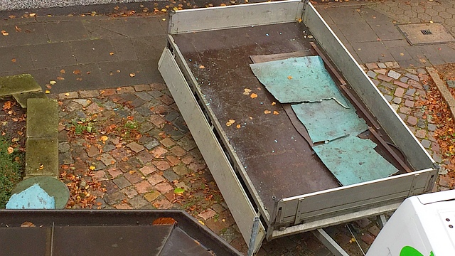 Schritt 5 einer Tankdemontage ist das Entsorgen aller Stahlbleche